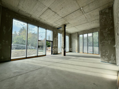 Spațiu comercial modern, cu vitrină și terasă