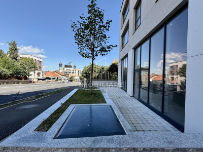 Spațiu comercial de închiriat – vitrină stradală