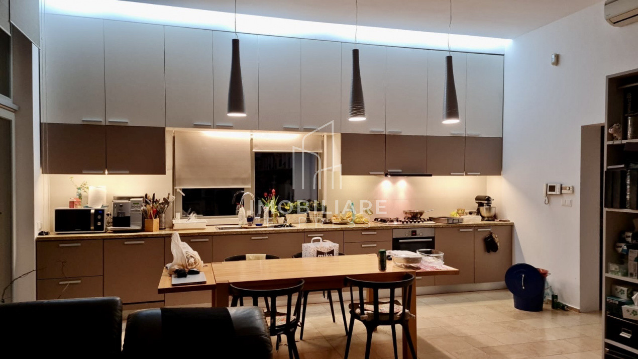 Casă High-End cu Arhitectură Modernă, Garaj