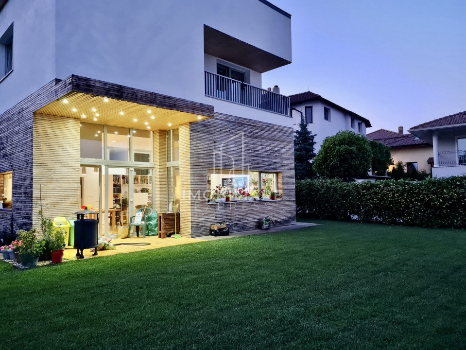 Casă High-End cu Arhitectură Modernă, Garaj