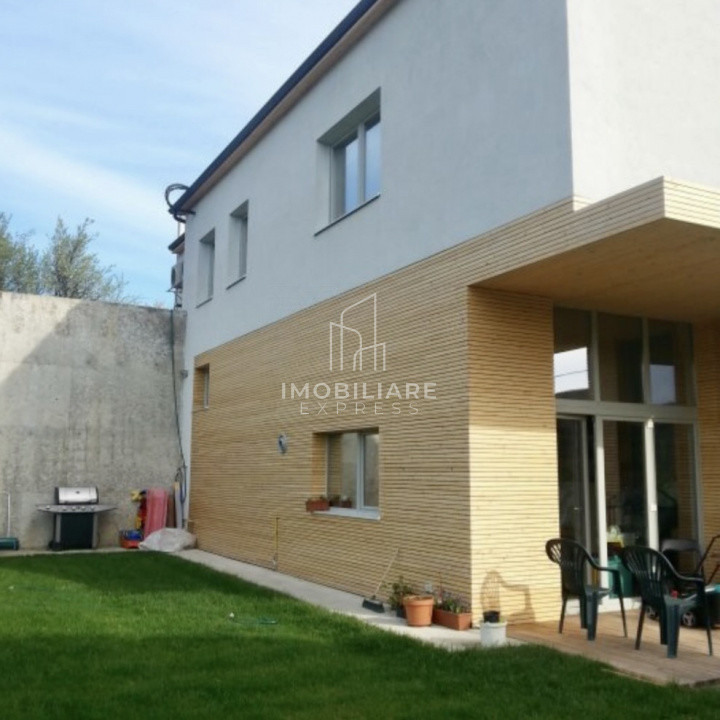 Casă High-End cu Arhitectură Modernă, Garaj