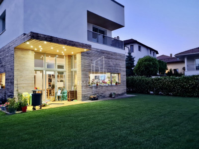 Casă High-End cu Arhitectură Modernă, Garaj