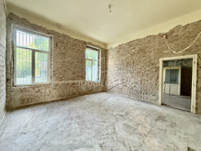 Apartament 112 mp cu 4 camere semicentral - in curs de renovare