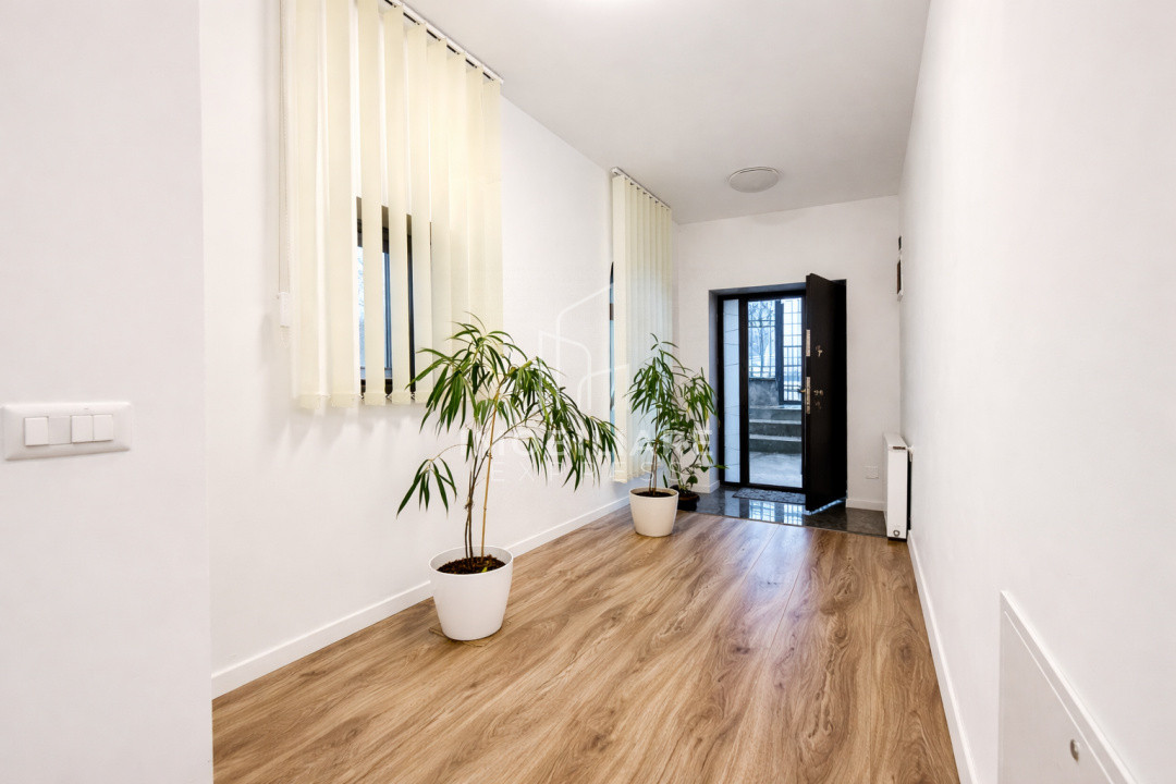 Casă renovată , cu 6 încăperi și 15 locuri de parcare 