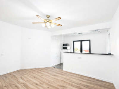 Casă renovată , cu 6 încăperi și 15 locuri de parcare 