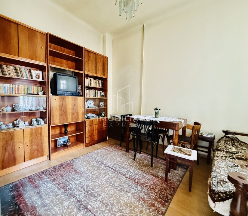 Apartament 2 Decomandat, situat Central, Parcare Privata, Liber.