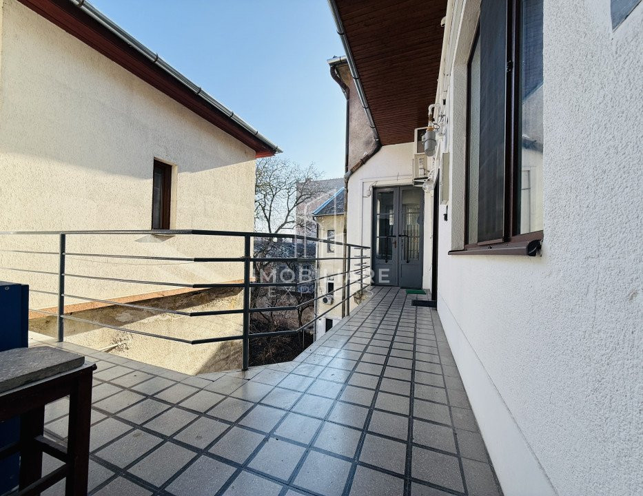 Apartament 2 Decomandat, situat Central, Parcare Privata, Liber.