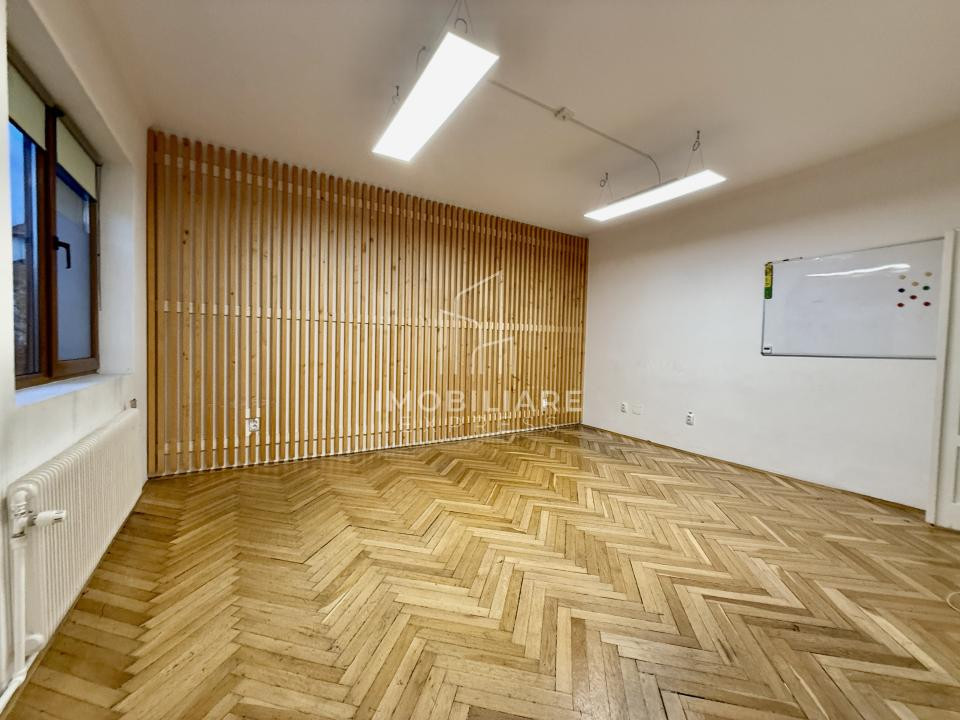 Vila individuală în centru - Parcări in curte 