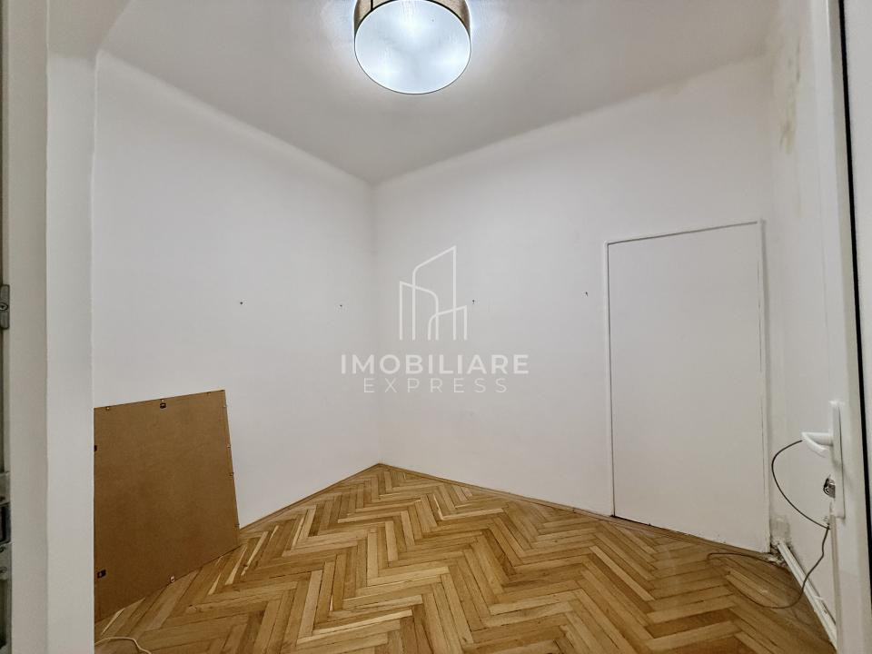 Vila individuală în centru - Parcări in curte 