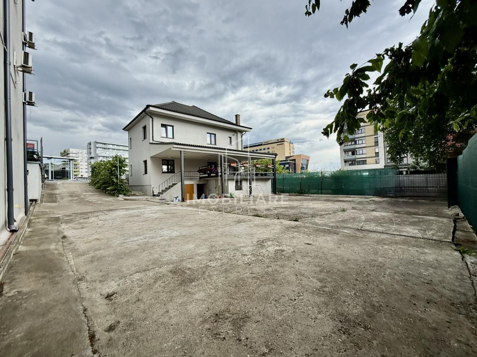 Casă renovata-birouri la strada, Parcare generoasă  